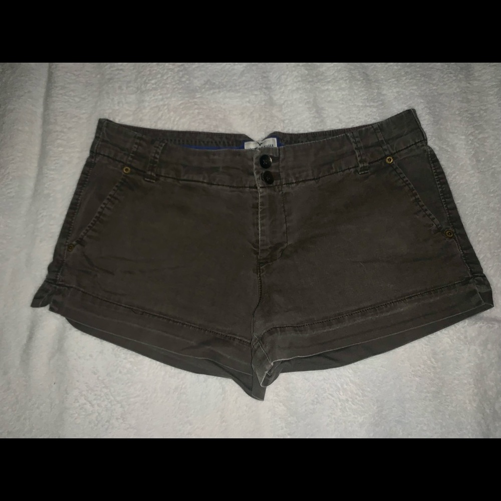 American Eagle “Favorite” khaki shorts size 12